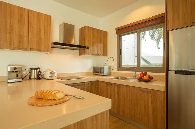 Kitchen: hob, hood, fridge — fully equipped